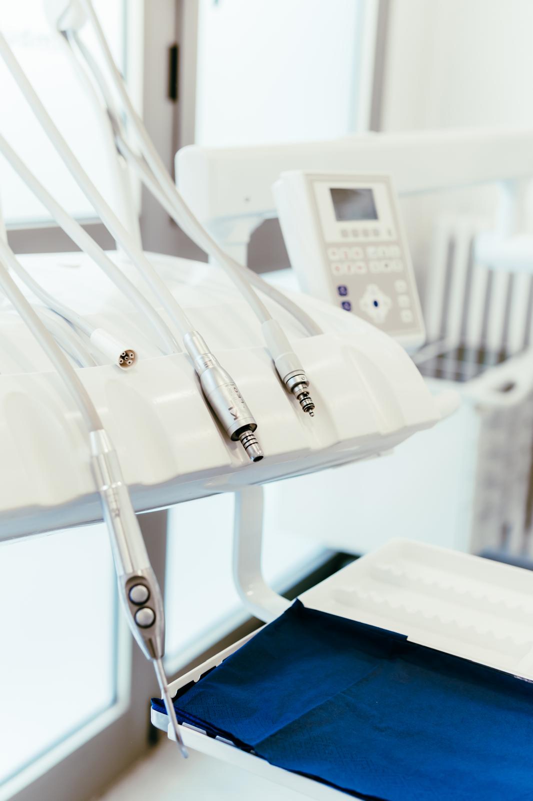 Riunito odontoiatrico e strumenti tecnologici