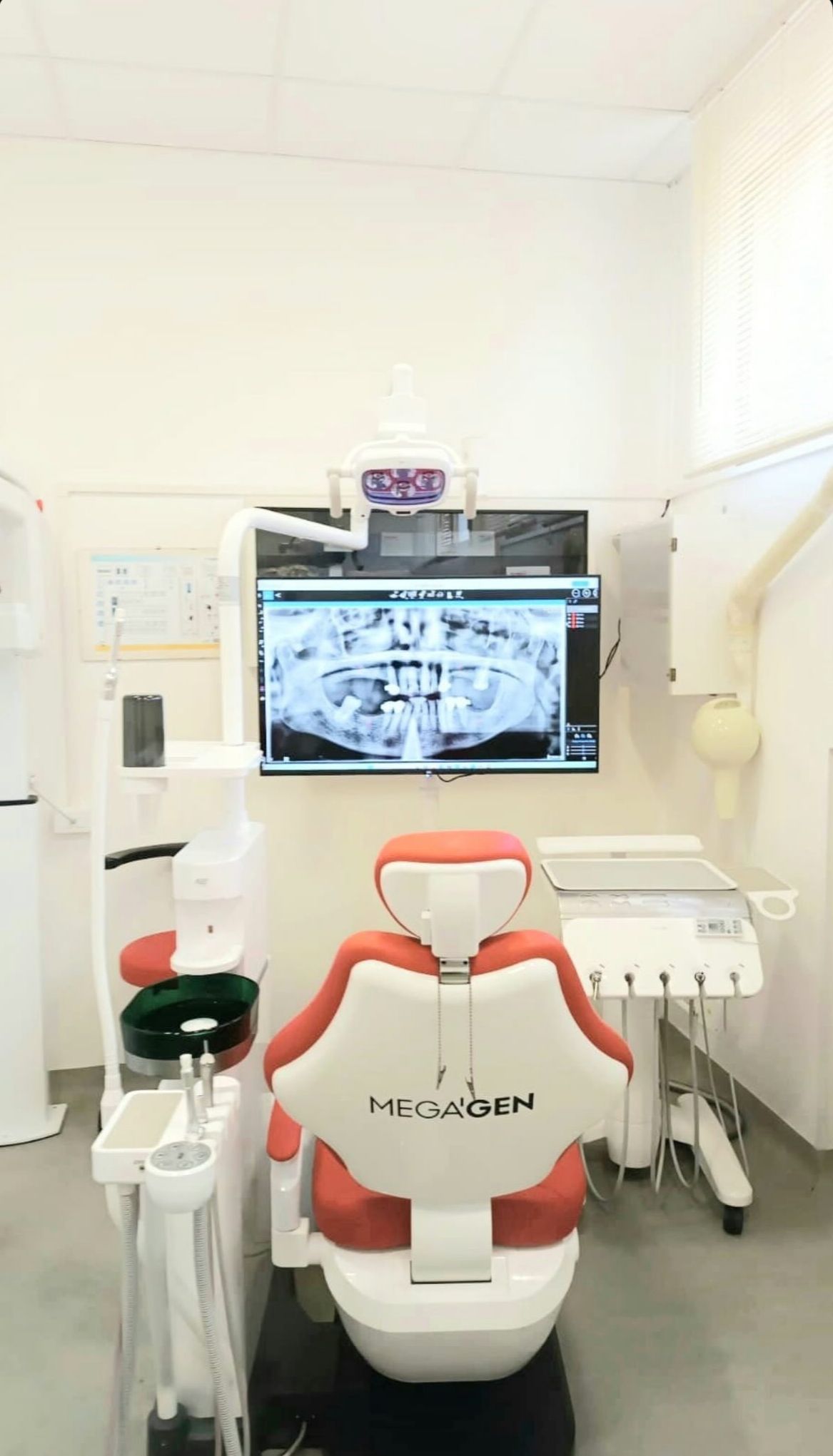 Dettaglio manipoli e micro-strumenti chirurgici